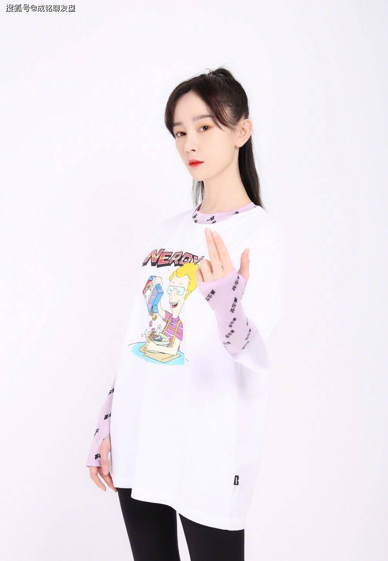 原创恋爱中的张檬颜值回春!打底衣配白t恤时尚减龄,皮肤水嫩无瑕疵