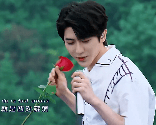 蔡徐坤拿玫瑰花唱情人时谁注意他把花递给哪位成员羡慕