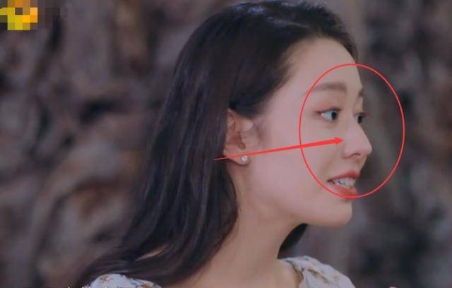 镜头还特意给到了吉娜脸部的一个特写,第一次这么近距离看到吉娜侧 