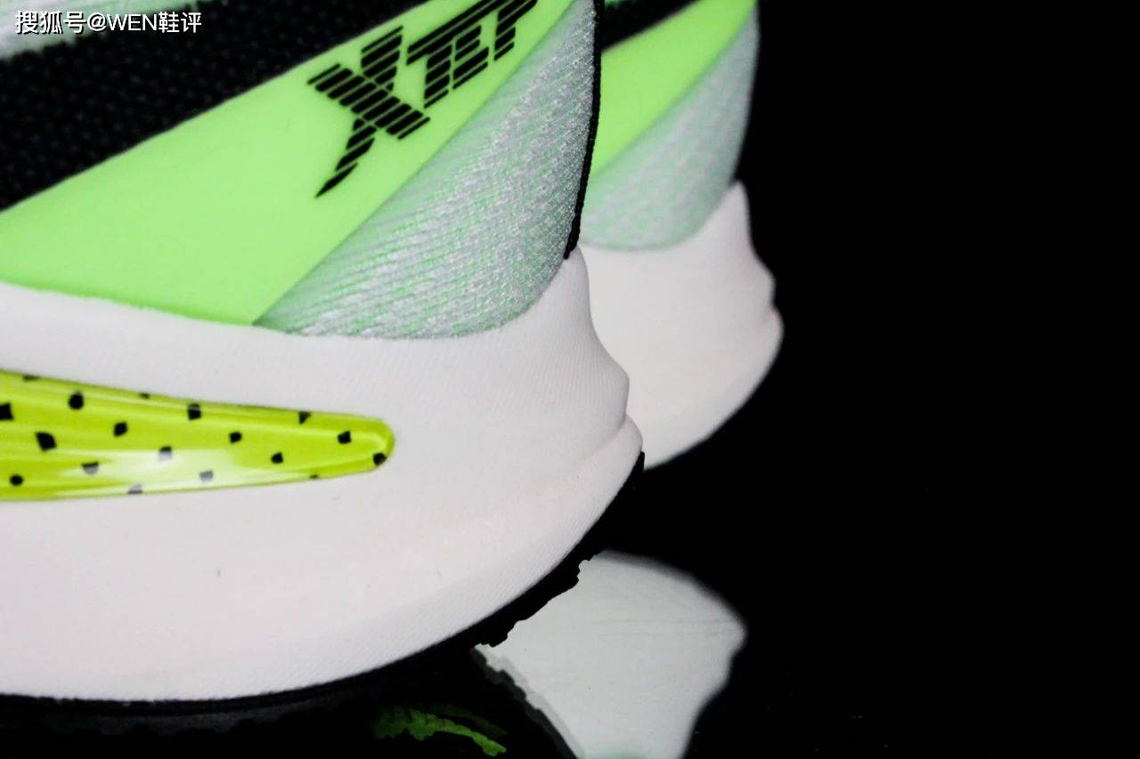 后跟也内置了环抱型的塑料tpu包住了后跟鞋面