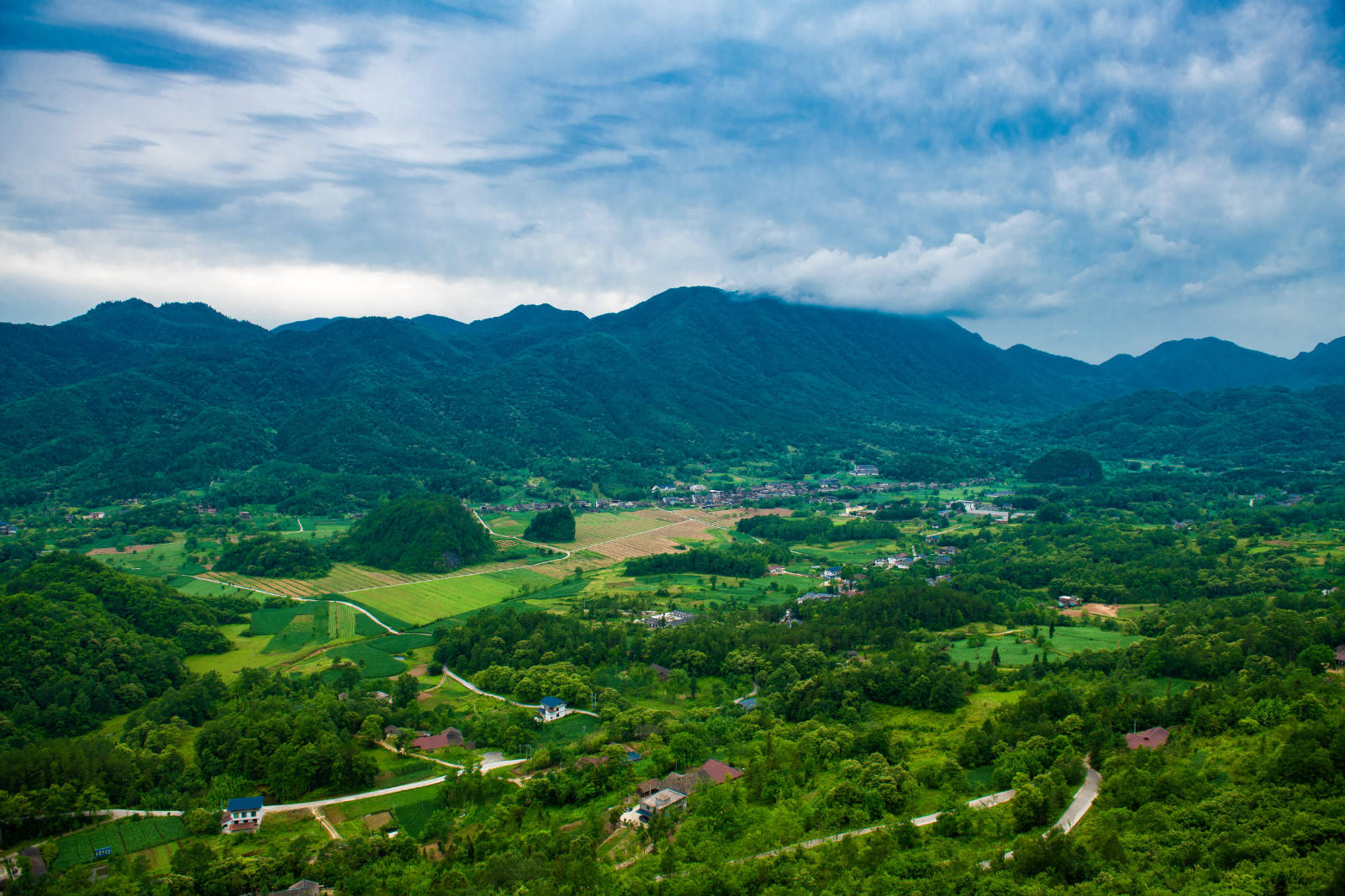 轻柔面纱后的通江县宛如身处山间的仙子,温柔美好却也性格坚毅,用美景