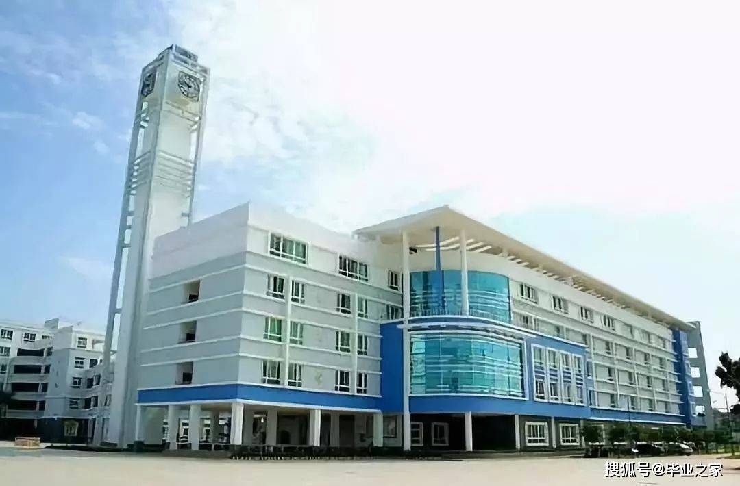 学校前身为1947年创建的海南大学附属中学,是新中国成立后市政府创建