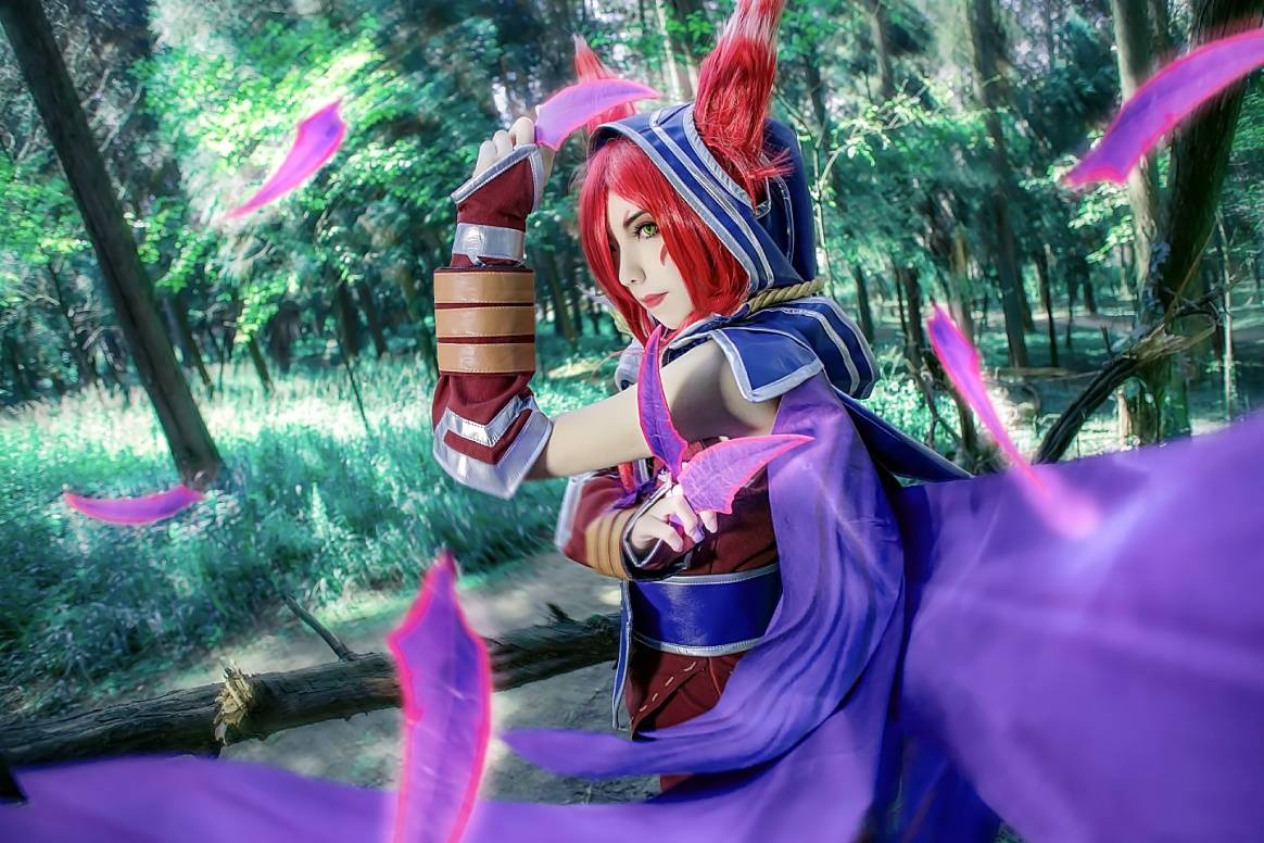 绝美的漫天飞羽,英雄联盟霞cos,这个耳朵和爪子太还原了