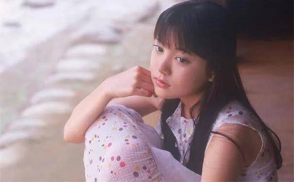 不过岁月对铃木杏就没有那么温柔了……原本钝感的脸,随着时间的蹉跎