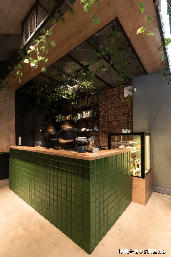 所以本案的设计从品牌出发,将抹茶与设计合二为一,让整个空间都充满着
