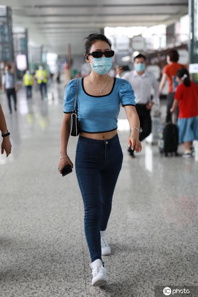 袁娅维一袭蓝色紧身bm小衫现身秀蛮腰