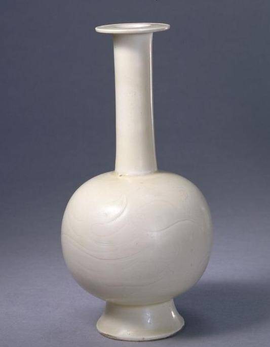 宋 定窑白釉刻花直颈瓶
