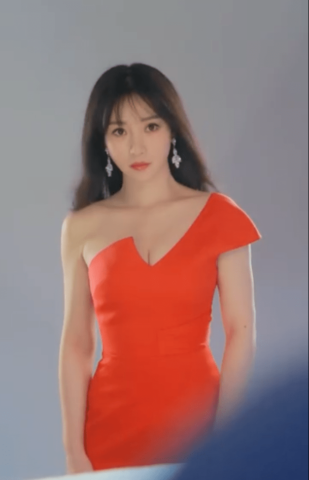 女人味爆棚! 柳岩穿橘色深v长裙大秀事业线