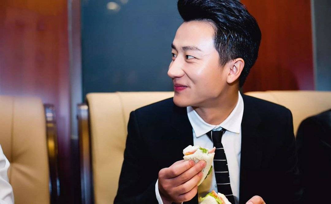 原创你还在微信拍一拍的时候,《芳华》里老好人刘峰已经找到了女朋友