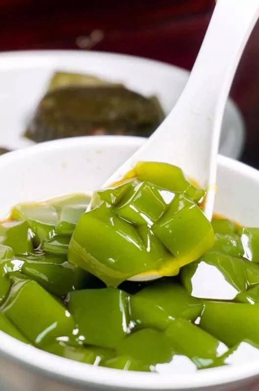 用凉粉草及大米所制作而成,使用凉粉草煎汁和以米浆煮熟,冷冻后成棕