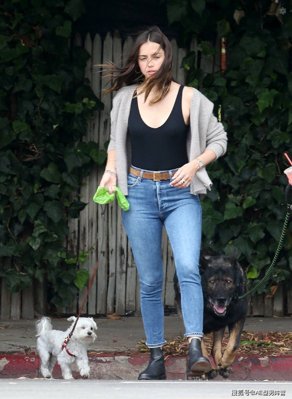 体重一度超过了165斤,小粗腿也是非常抢眼了……不过看这次的街拍照片