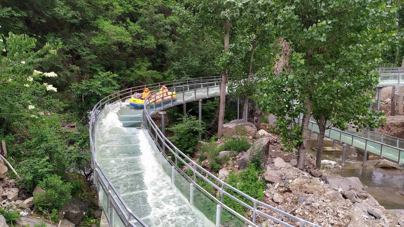 避暑绝佳夏日漂流湿身趴在大笑与尖叫中向夏日宣战