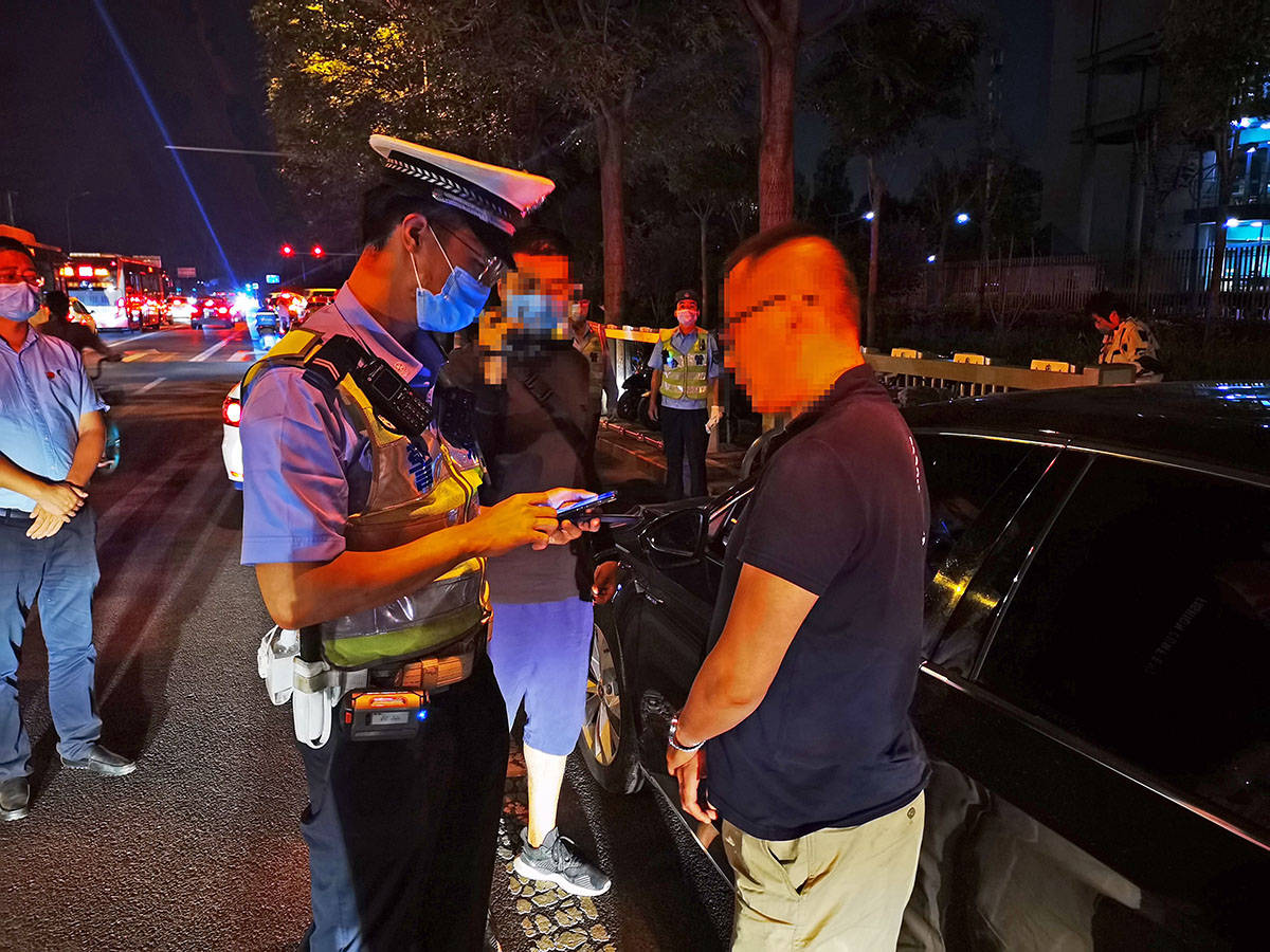 原創海淀交警夜間聯合多部門打擊上地西路一帶網約車違停行為 15輛車