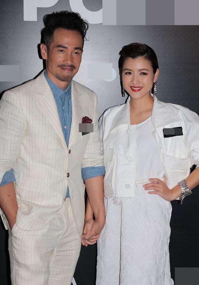 香港演员陈豪妻子罕见露面,穿黑t恤搭碎花裙,全身散发优雅气质!