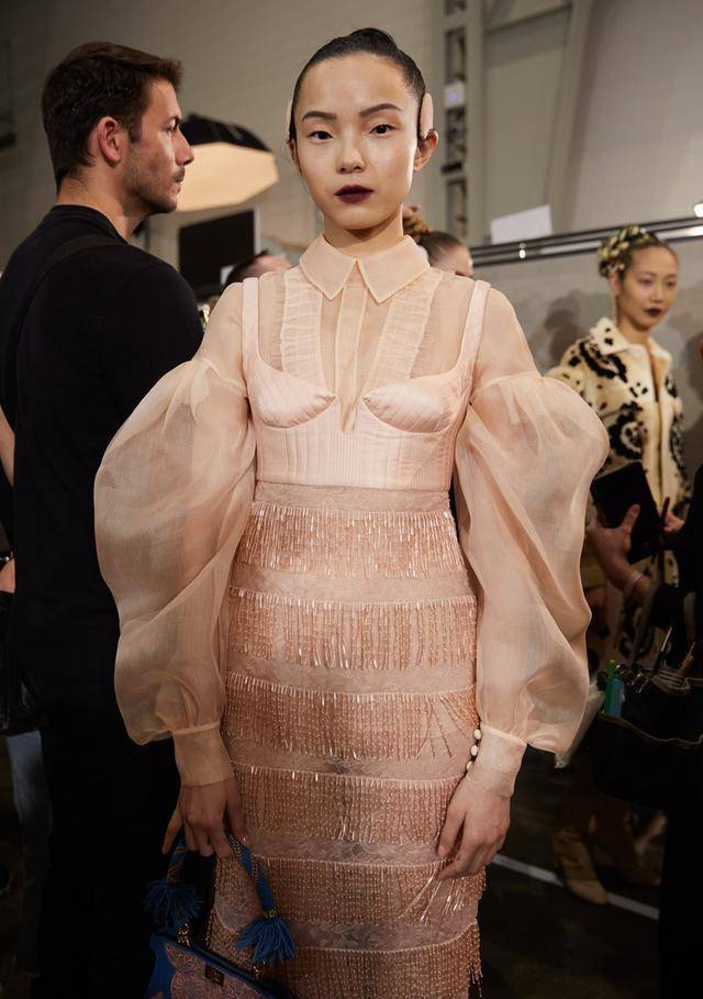 原创雎晓雯时装周走秀,身穿粉色流苏拼接纱裙出镜,性感甜美