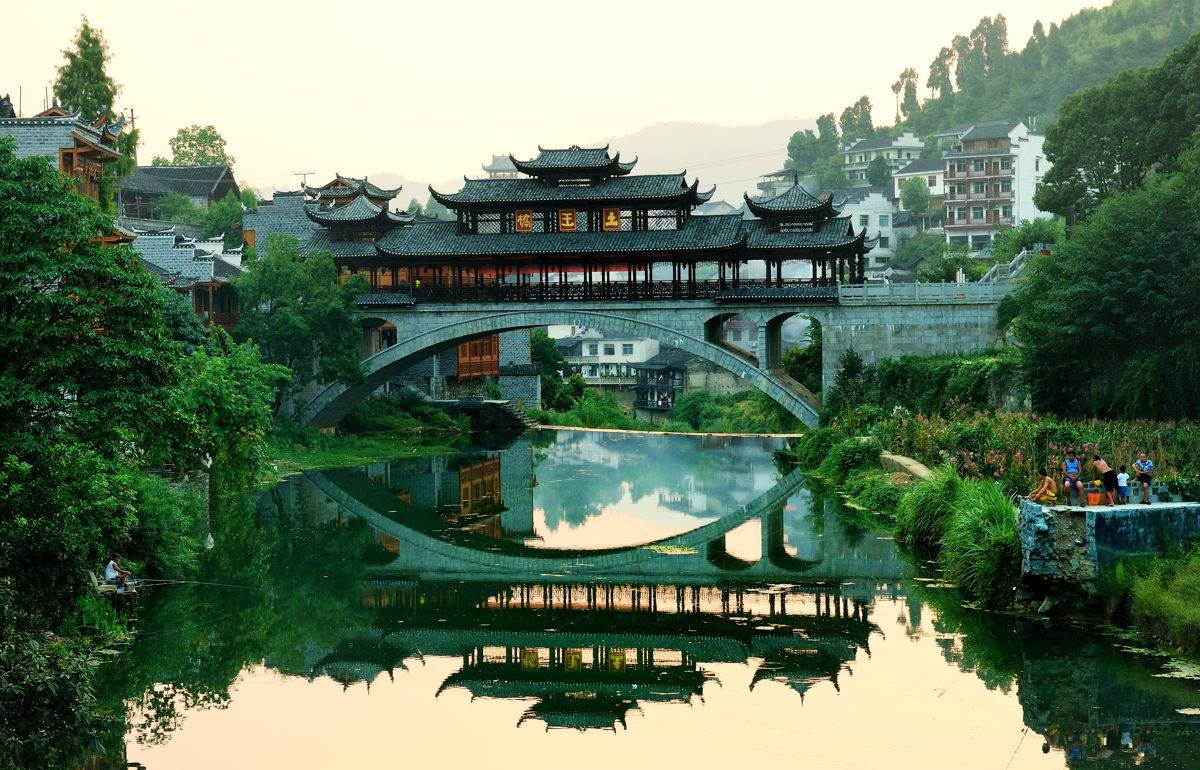 乘风破浪的阿朵, 隐居采风的地方, 有一座挂在瀑布上的古镇