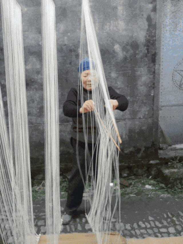 细如银丝,洁白如玉石般的临海垂面,制作起来那是一点也不容易.