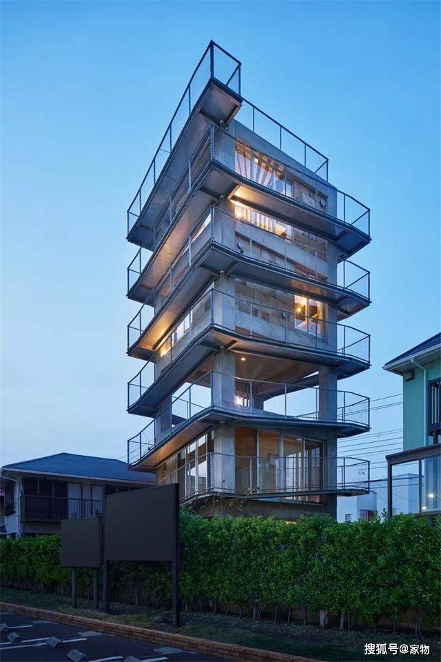 这样一套如同"毛坯房"般的楼房造型却成为当地的一大风景.