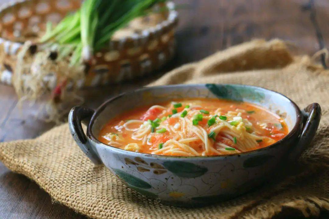 西红柿鸡蛋面最好吃的做法get!一分钟巧剥番茄皮_手机搜狐网