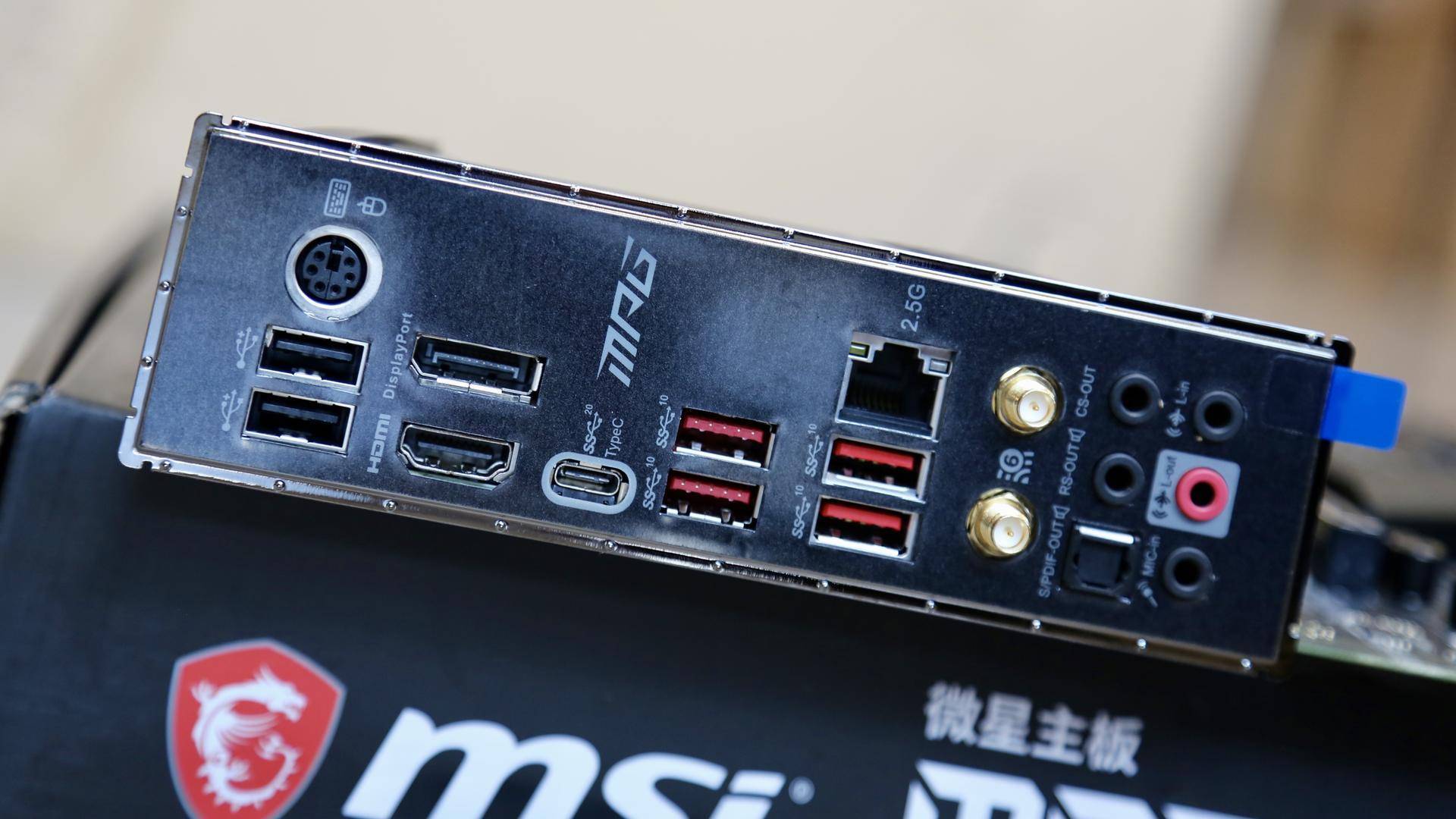 微星mpg z490 gaming carbon wifi主板开箱小测_接口