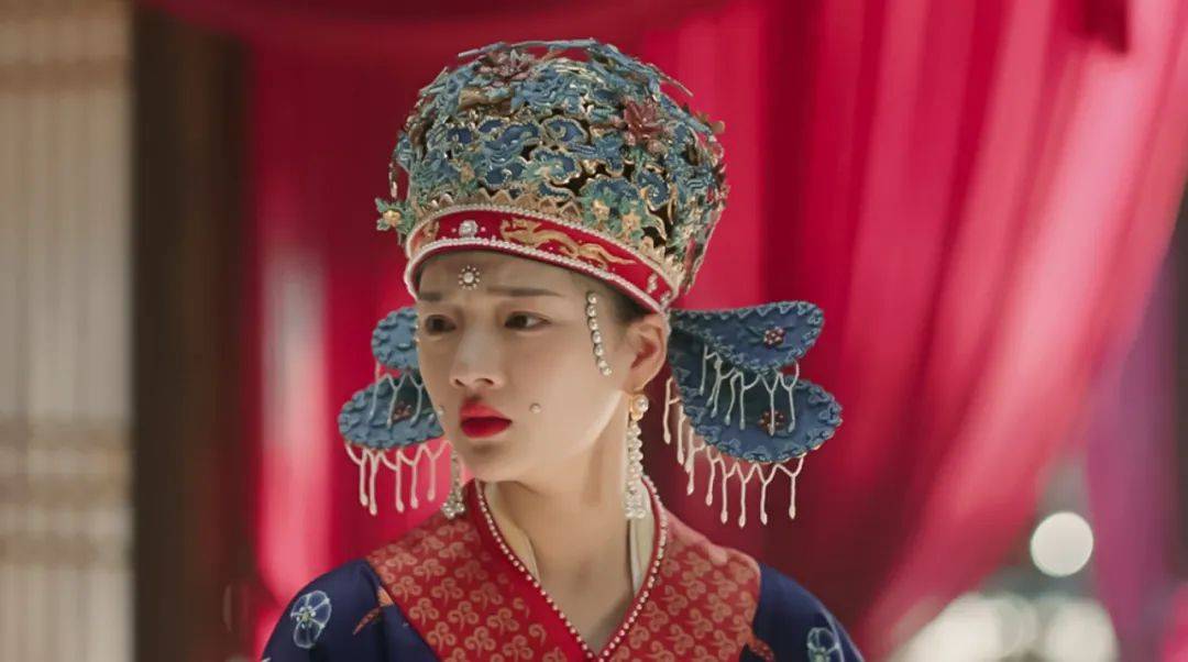 下巴涂白粉,额头上的花钿,太阳穴处的斜红,酒窝处的面靥,全部由珍珠