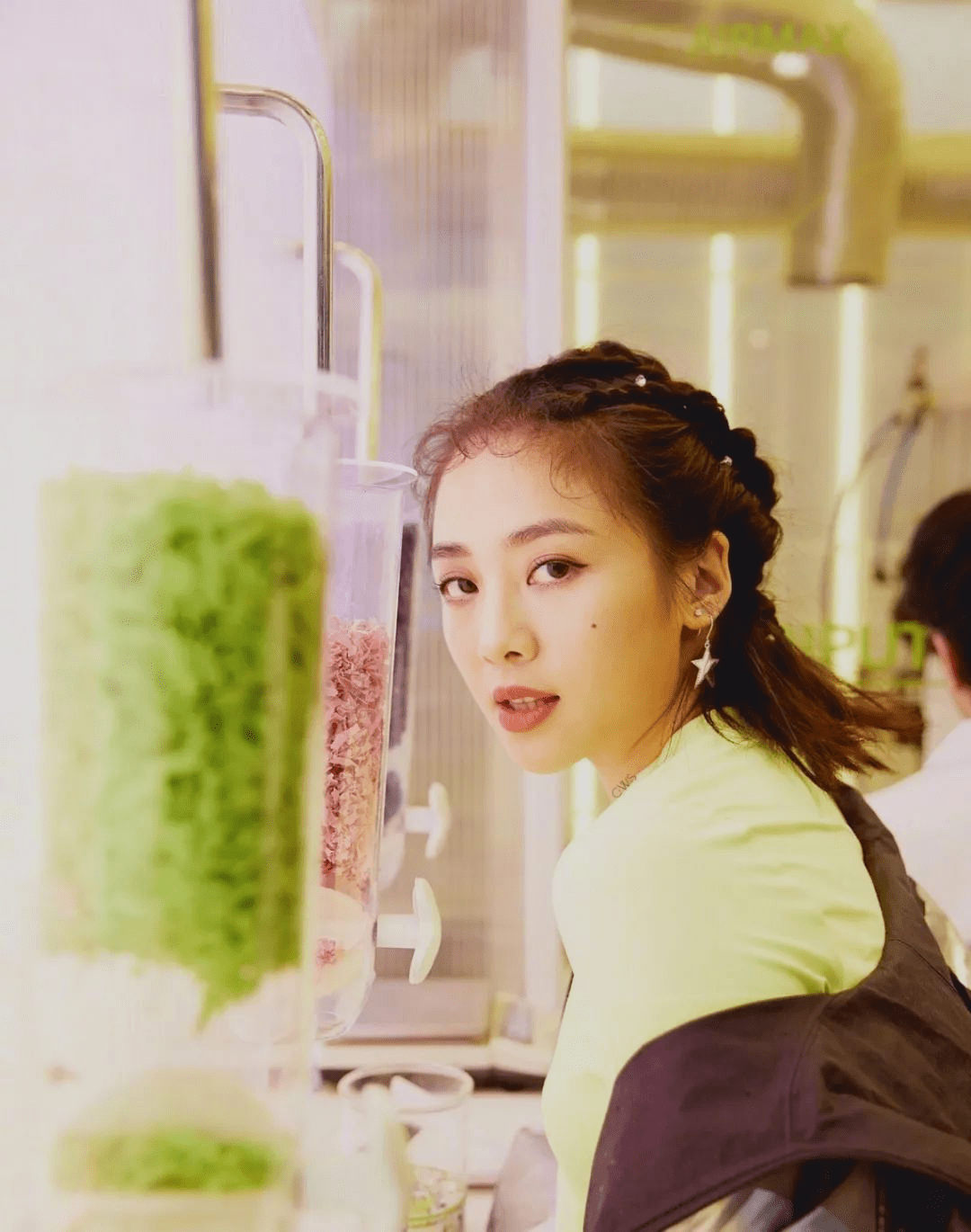 原创黑涩会美眉成员现状丫头成大妈小薰撞脸洪欣而她受何炅宠爱