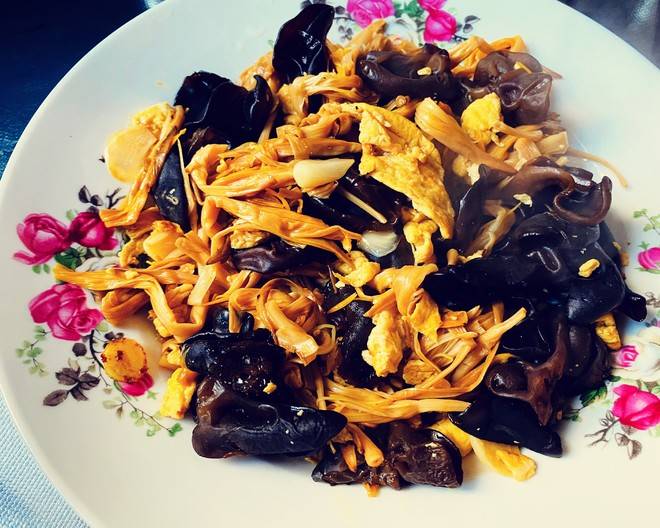 家常素菜菜谱爽口的黑木耳炒黄花菜营养美味适合夏天