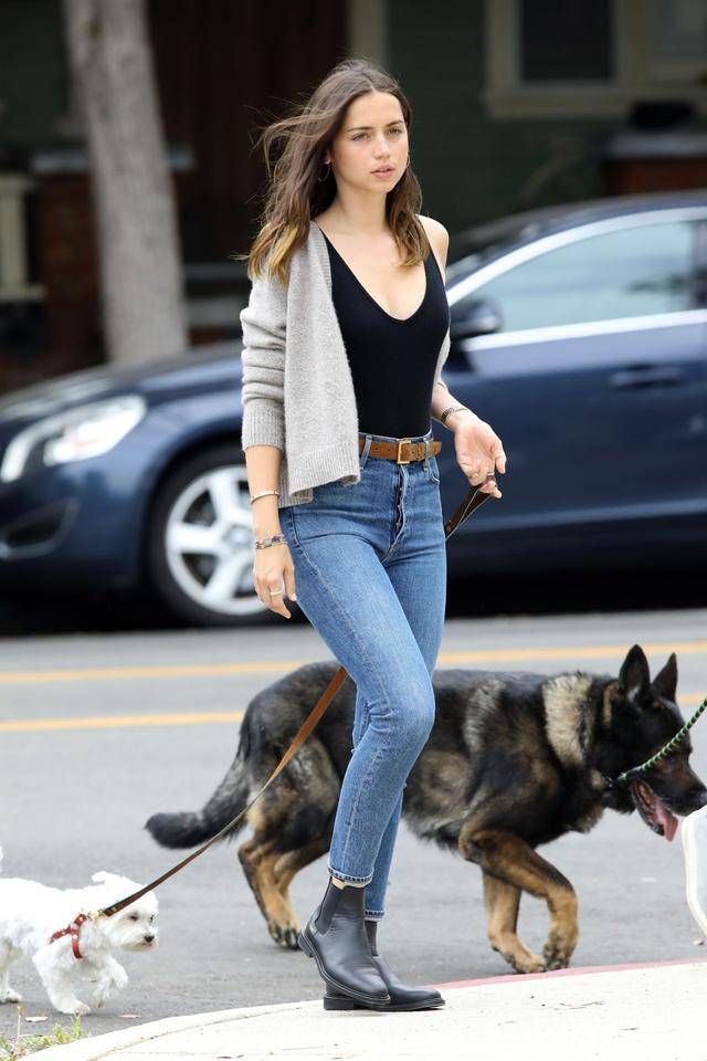 安娜·德·阿玛斯(ana de armas)给人的感觉是秀美动