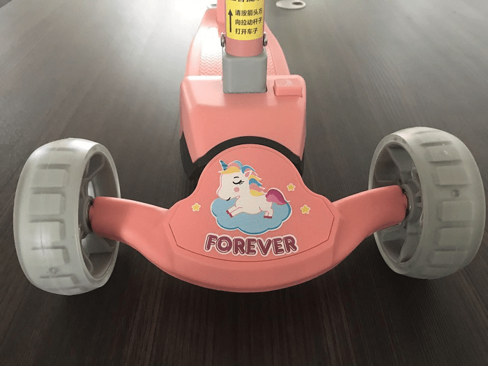 各种萌芽兔儿童滑板车让孩子从小玩到大