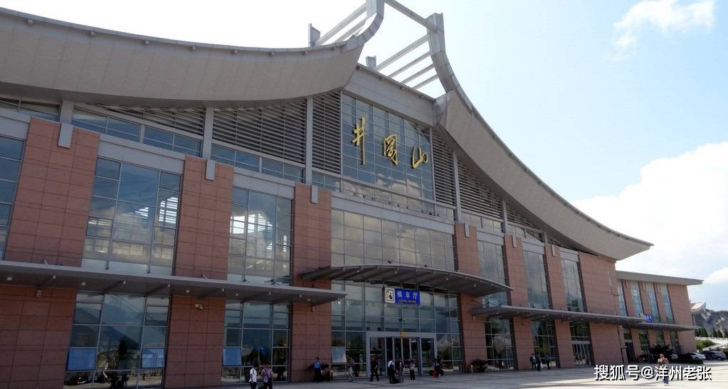 按照项目规划,长赣高铁沿线共设长沙西站,黄花机场站,浏阳站,上栗站