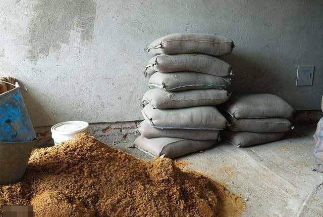 民工扛沙上37楼,苦等一夜老板未归,隔天早晨老板懵了!