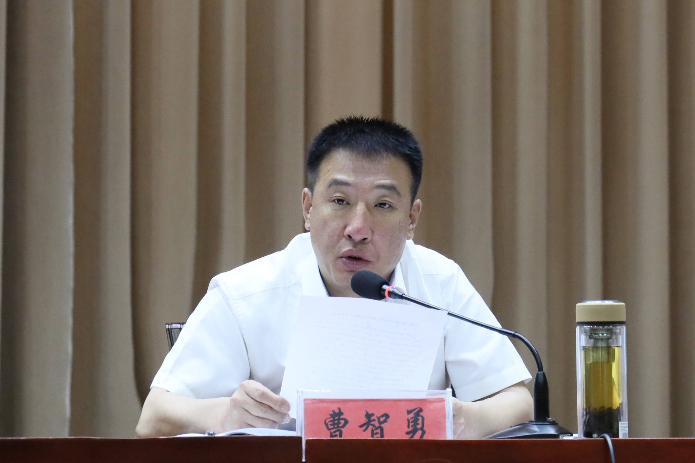 曹智勇在主持会议时指出,全区上下要提高政治站位,突