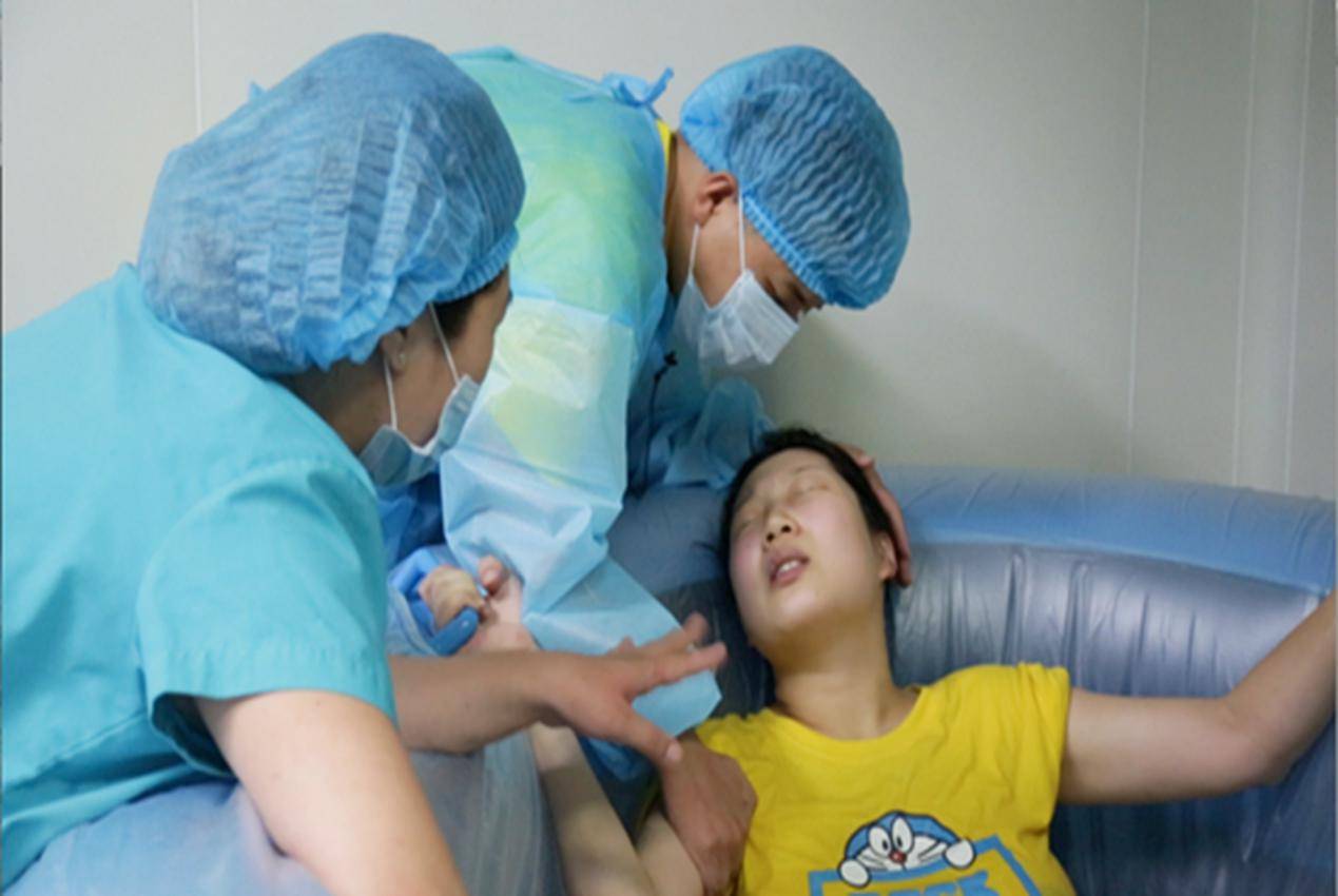 原创为什么水中分娩在中国不流行?看了这五点原因,才知风险被低估了