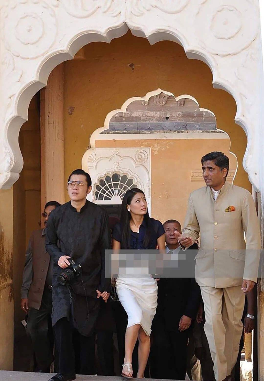 29岁不丹最美王后,穿铅笔裙露细腰惊艳全场,国王十指紧扣不放手