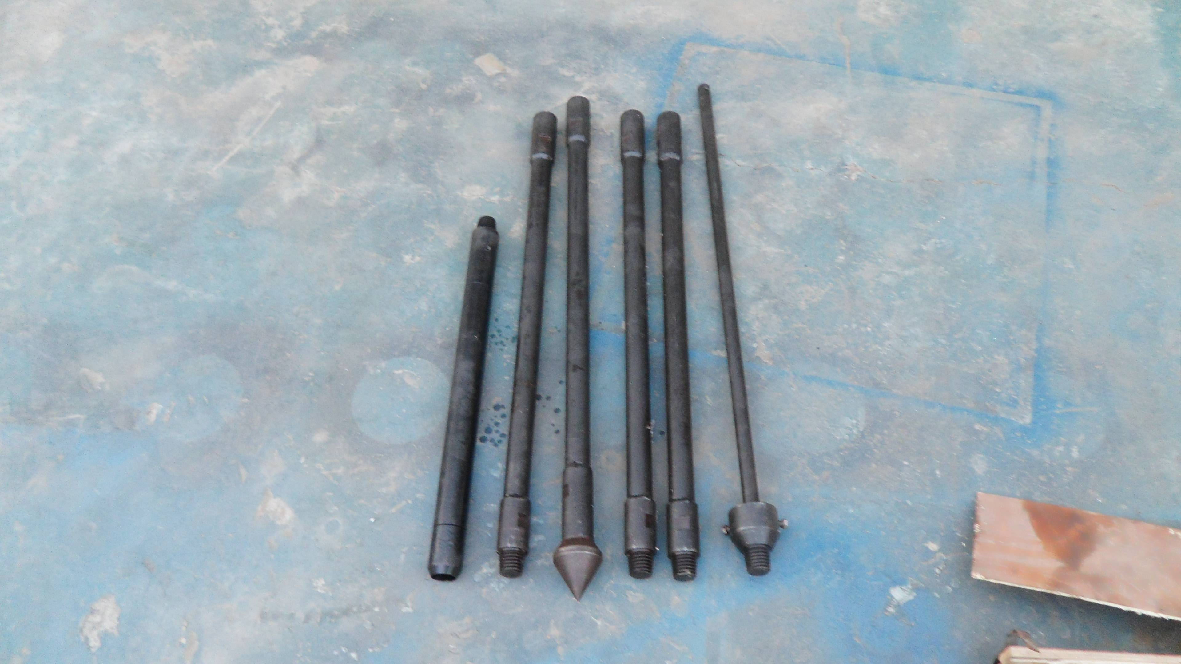 4,锤垫及导向杆:导向杆长960mm, 承受锤击钢垫和导向杆两者总质量不