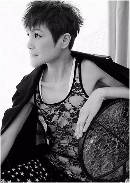 2019年,"最丑港星"马蹄露,被"黑衣人"围殴,头脸处被缝了好多针_梁颖颜