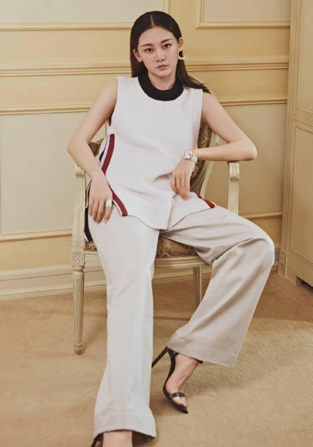 苗苗气质真好t恤搭牛仔短裤和阔腿裤显瘦有气质婚后仍像少女