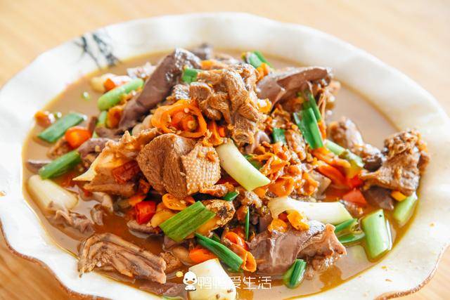 酸笋是南雄传统的调味佳品,酸笋焖鸭也是当地一道特色菜