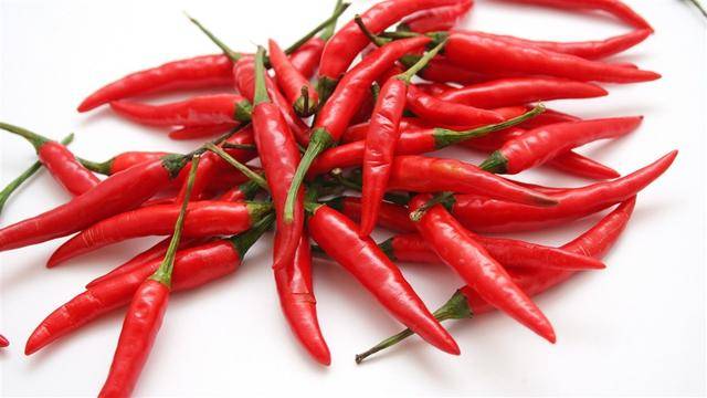 准备2-3斤新鲜的小川椒或者泰椒,也可以是朝天椒,用清水将小辣椒清洗