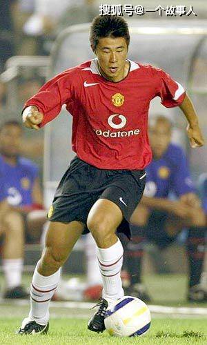 c罗拍了拍杨璞的头,经典一幕出现:曼联有点脏,但跟他们踢太过瘾!