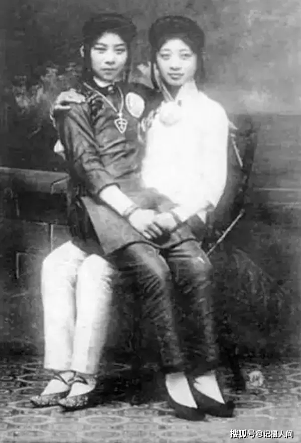 1907年,她与徐锡麟等组织光复军,拟于7月6日在浙江,安徽同时起义,事泄