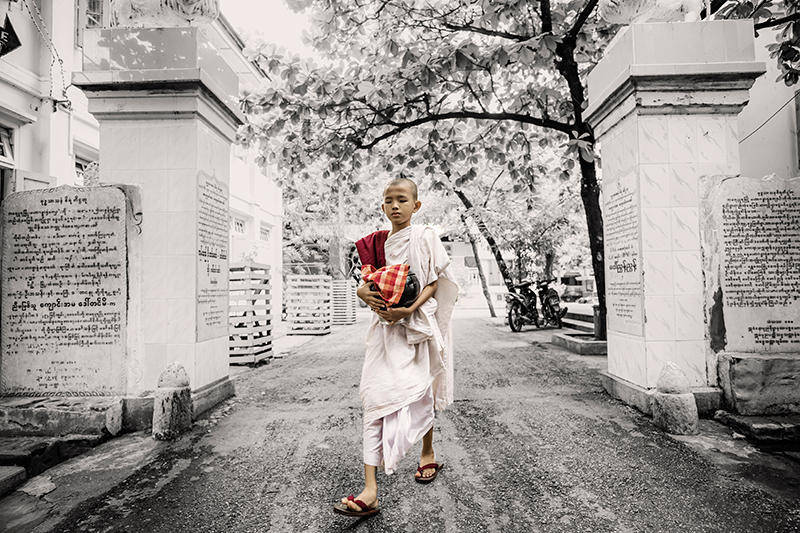 一样的感觉,运用动静结合的手法表现,快门速度根据僧人走路的速度而定