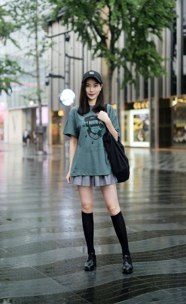 夏日街头长筒袜火了时髦显瘦又减龄配裙装和短裤都好看