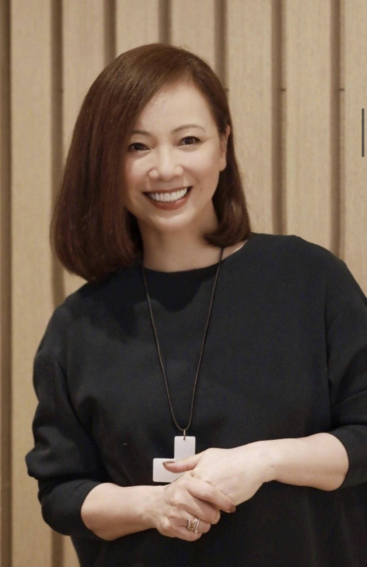 邓萃雯越来越洋气超短发搭配西装连衣裙显得减龄时尚又大气