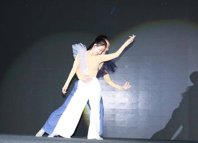 火遍《东方卫视》的舞者李一朦,原来和东易日盛有这样的不解情缘