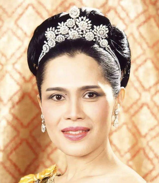 诗丽吉到底有多壕?出国戴两顶皇冠,配套红宝石身链长1.2米