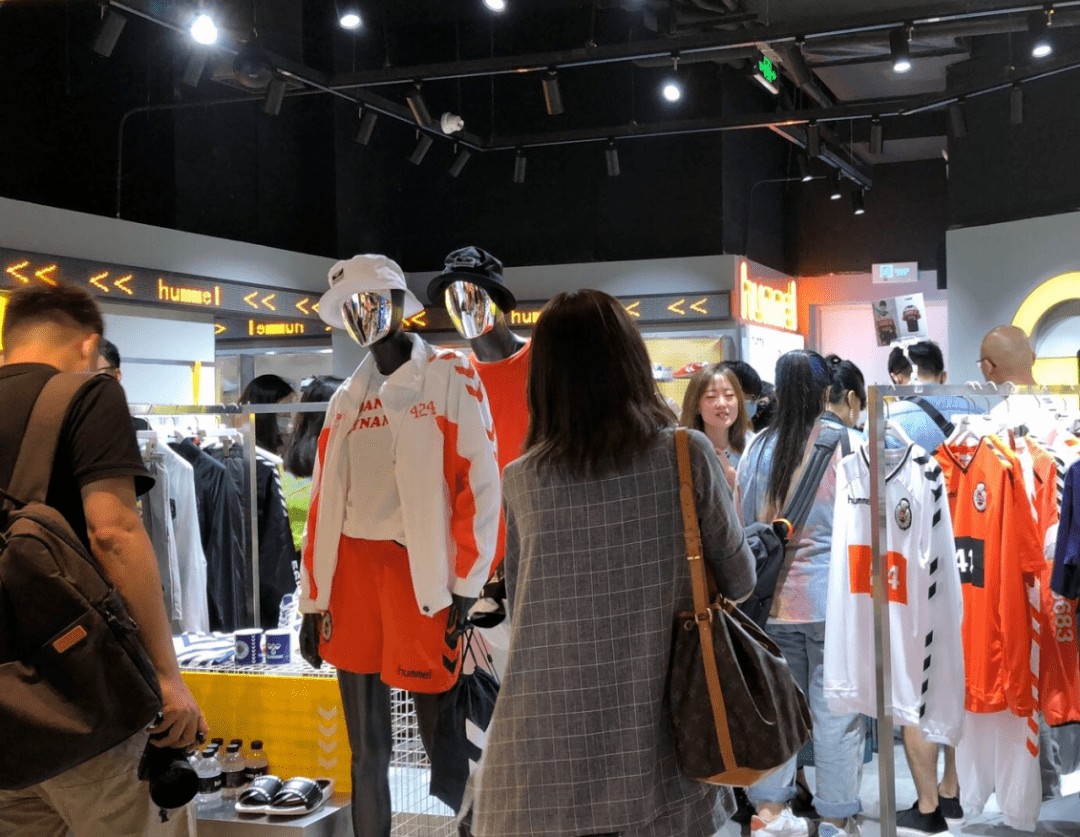 燥动全城!丹麦潮牌hummel郑州首店开业典礼,街潮来袭