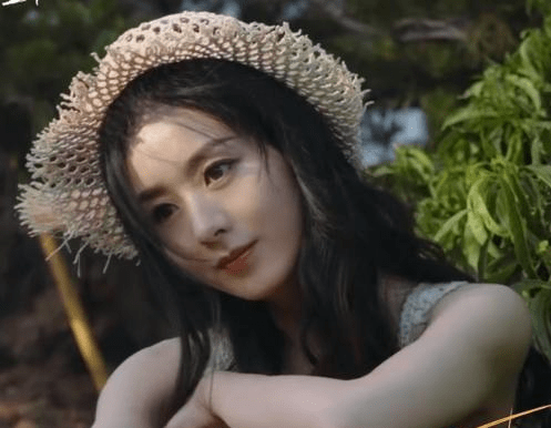 赵丽颖为拍森系大片践踏草坪谁注意她的脚就她尊重小草的生命