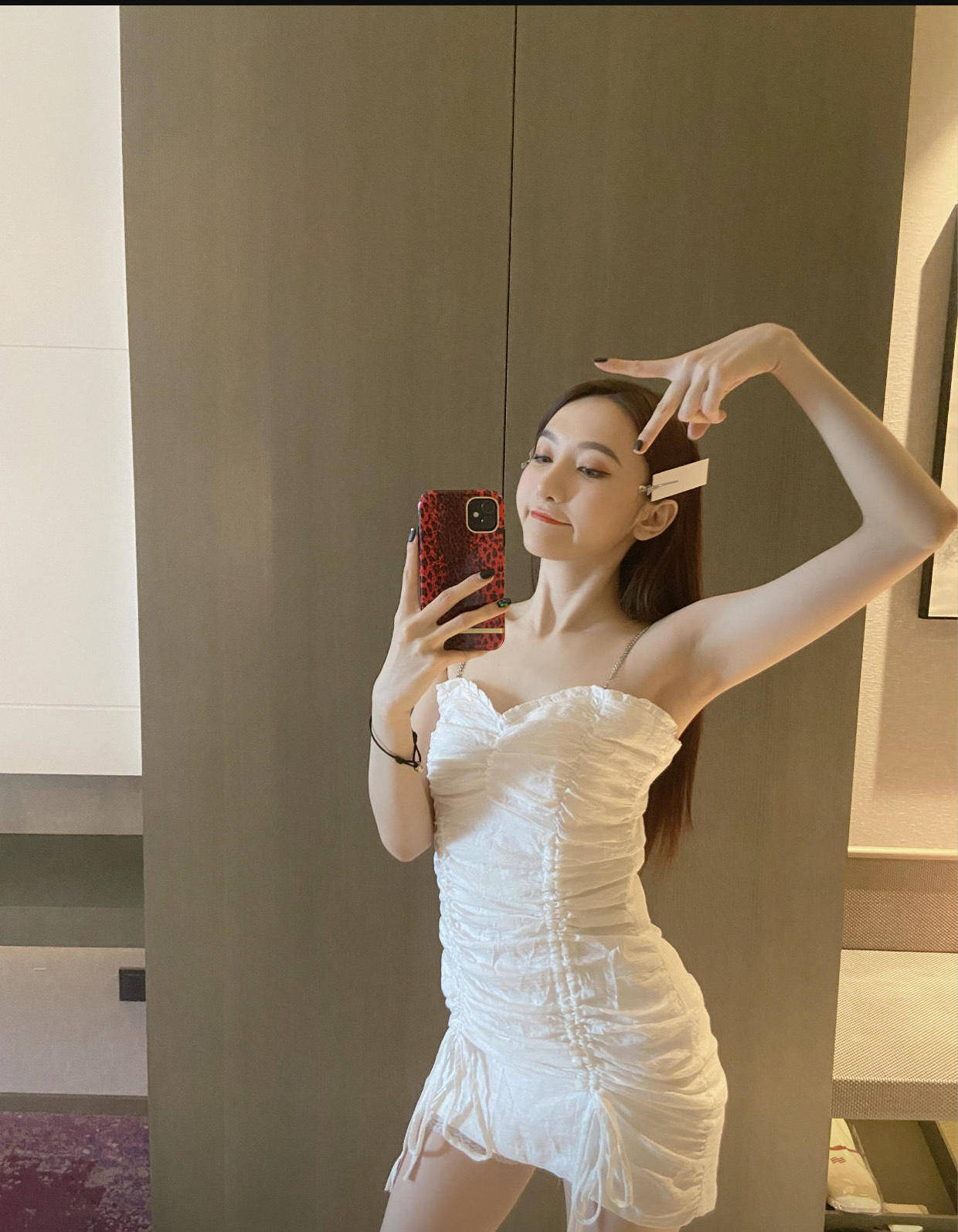 原创27岁的陆婷如此惊艳!大波浪卷发配亮片吊带连衣裙,美貌让人迷醉