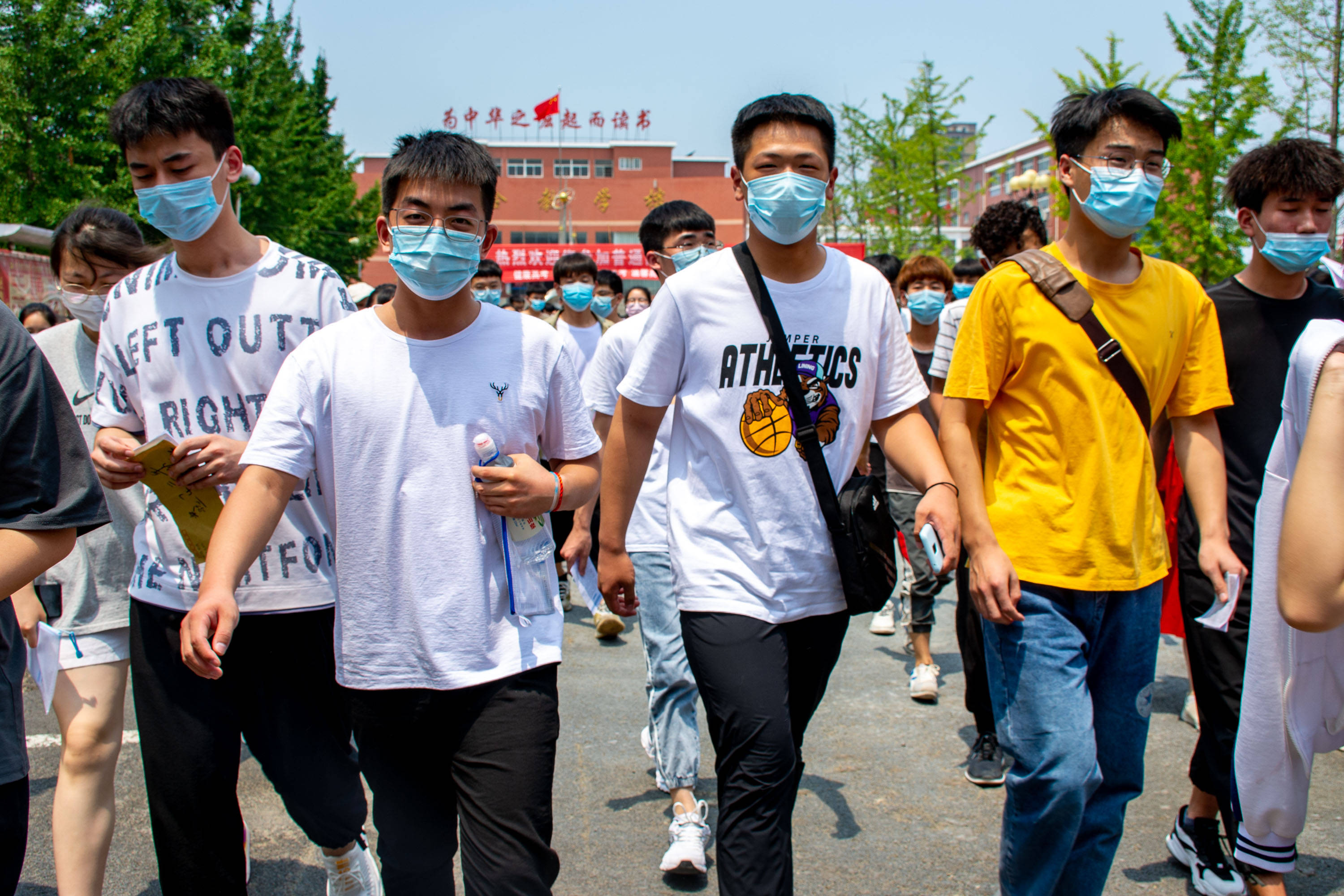 外语高考结束,看从考场走出来的学生表情,就知道其成绩是好坏!